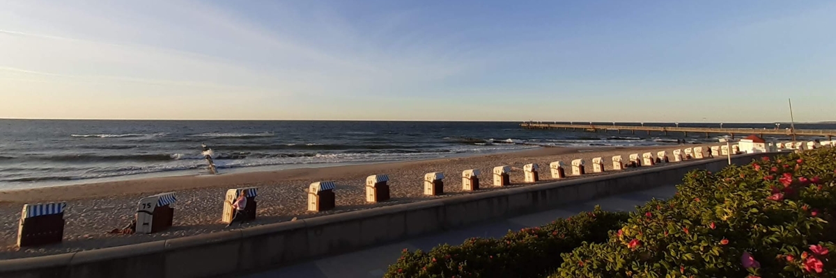 Strand-Blick aufs Meer mit Kurpromenade Kühlungsborn